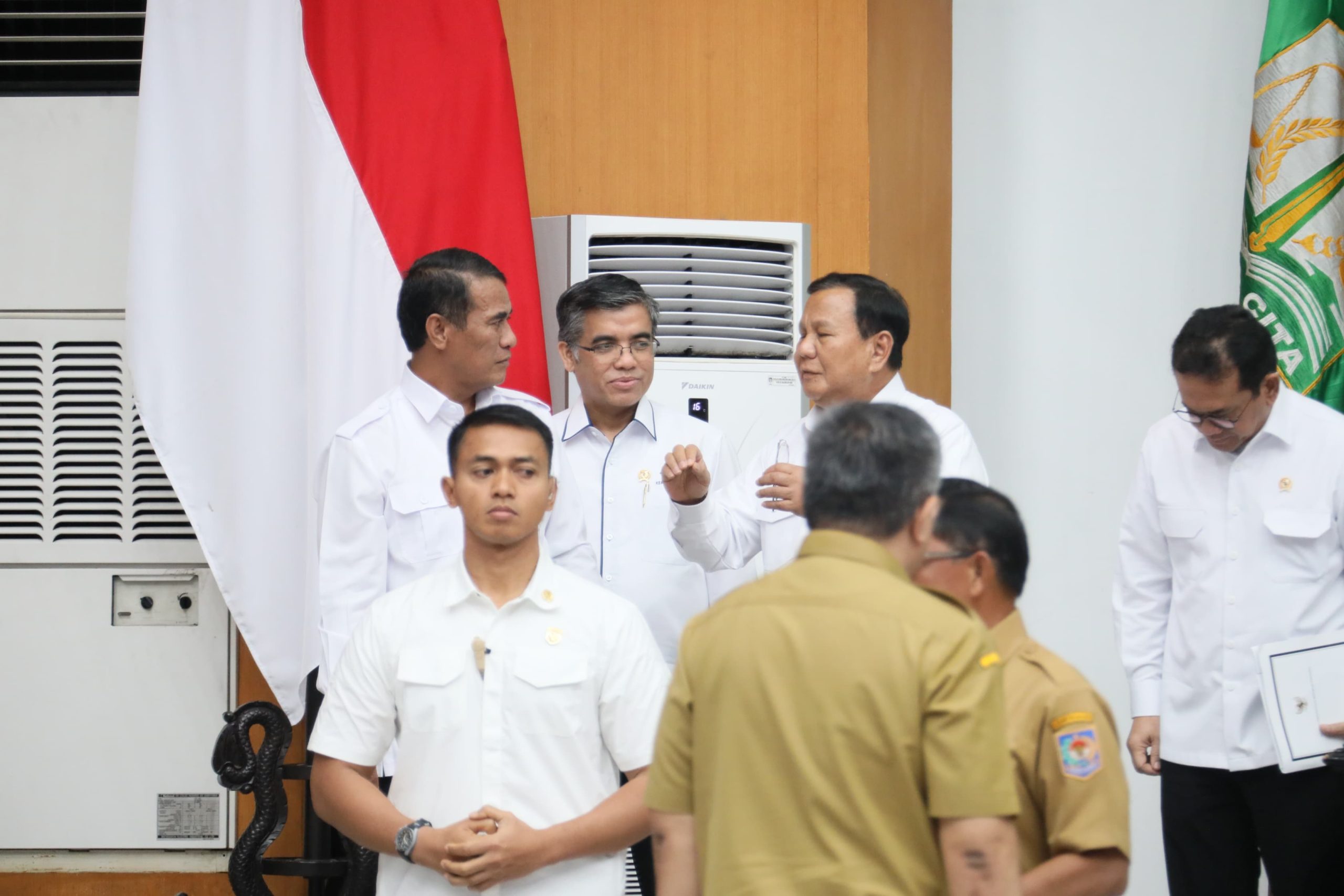 Presiden Pimpin Rapat Koordinasi Bahas Inflasi dan Kebijakan Upah Minimum 2025